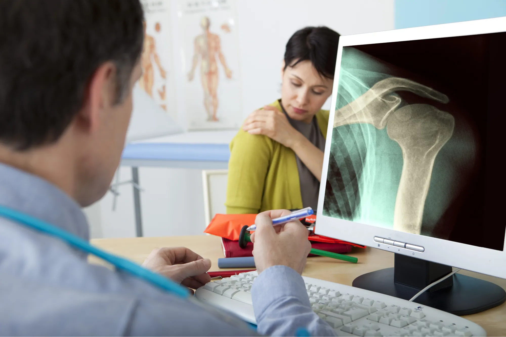 patient in consultation with her surgeon about reverse shoulder replacement recovery tips.