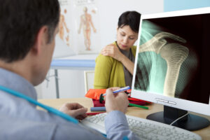 patient in consultation with her surgeon about reverse shoulder replacement recovery tips.