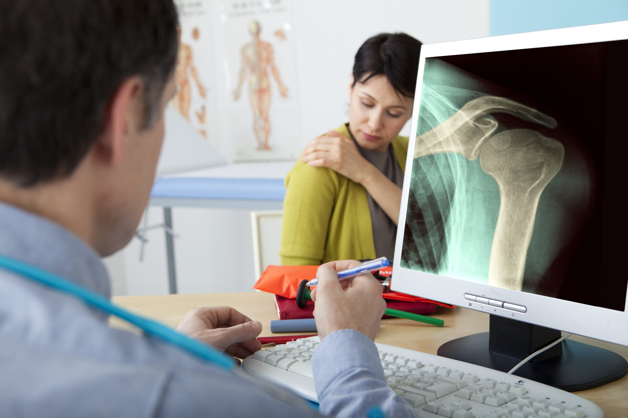 patient in consultation with her surgeon about reverse shoulder replacement recovery tips.
